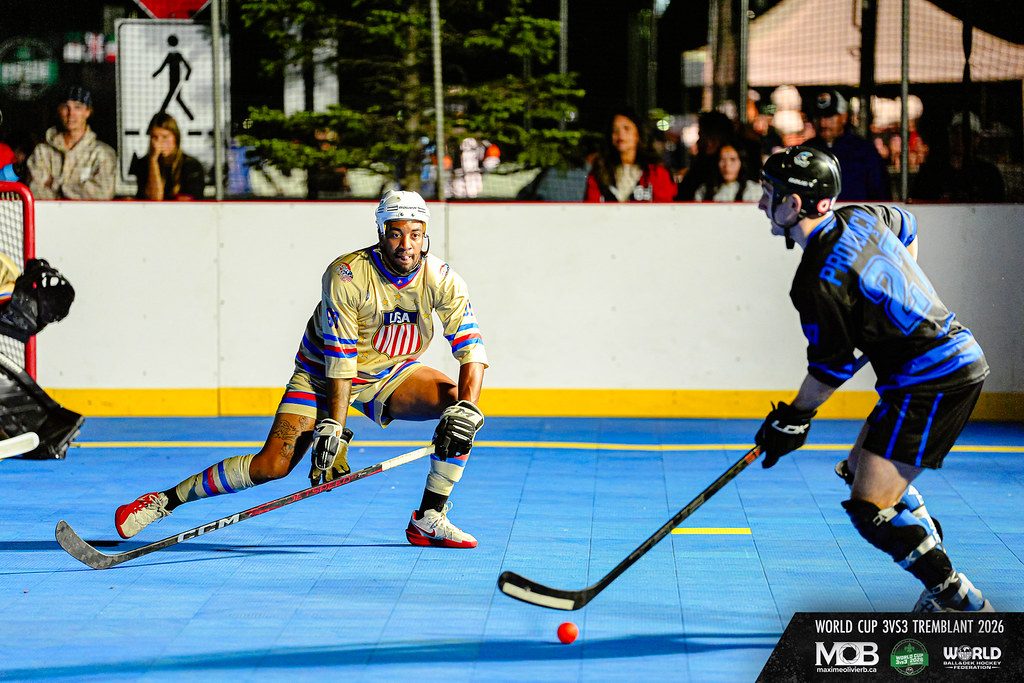 USA Elite dek hockey player driving to the ball