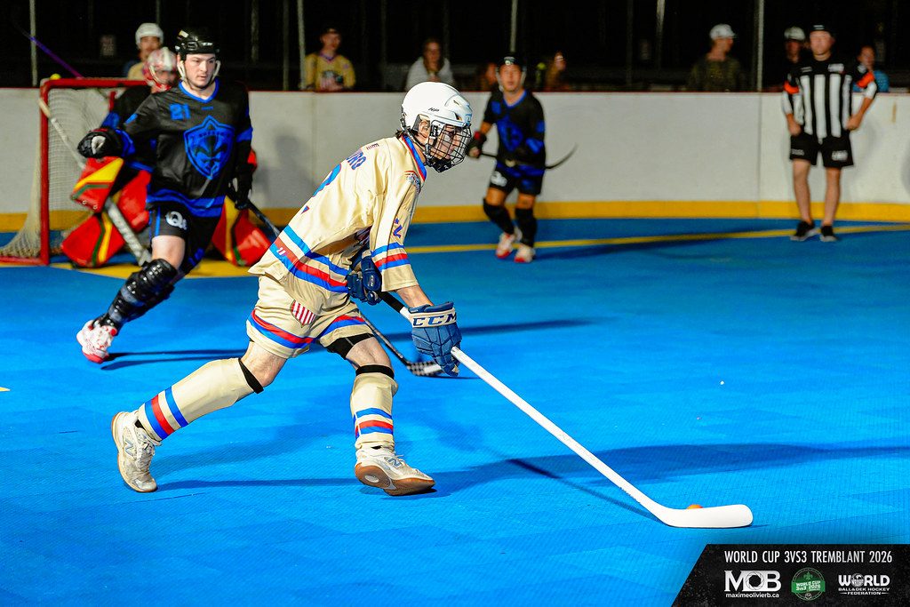 USA Elite dek hockey player with the ball