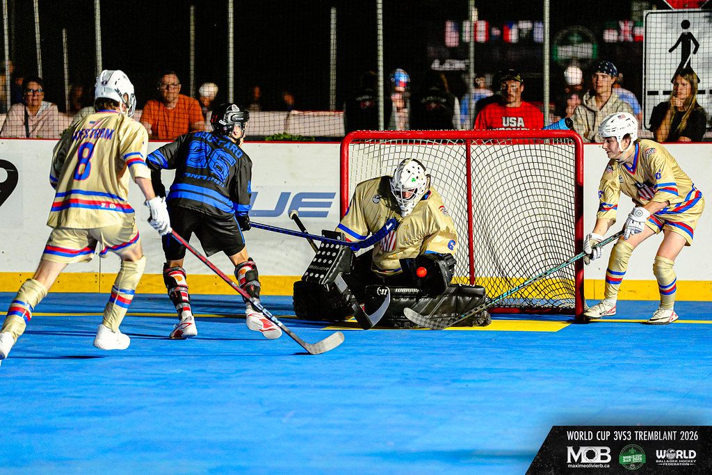 Dek hockey action